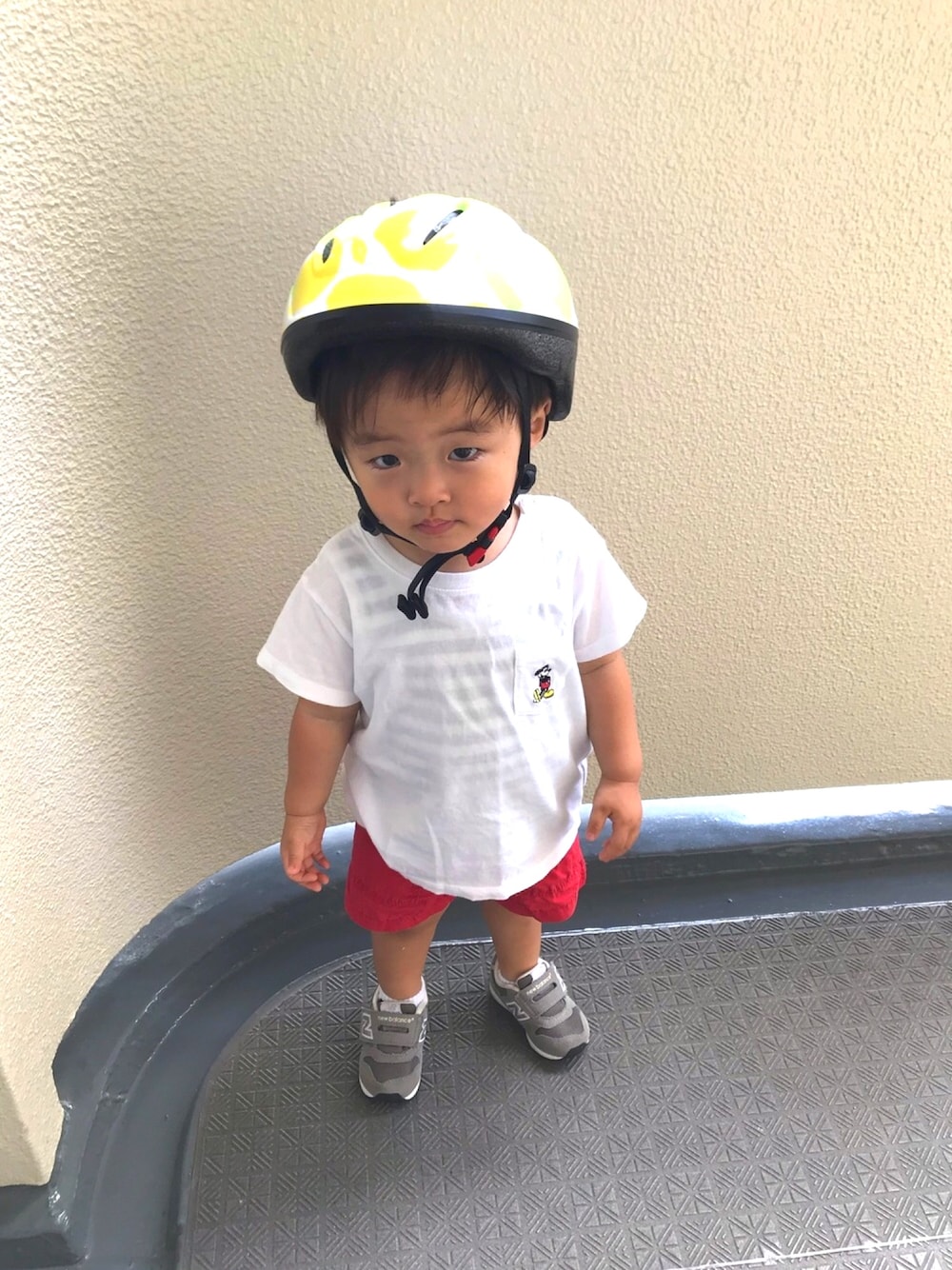 「おとこのこ、1歳9ヶ月、自転車スタイル、UNIQLO、babygap、New Balance、西松屋、病院いっただけ、白Tシャツ、花が好き」｜「babyGAPのアイテム（パンツ、レッド系）」を使った、モリコさん（キッズ・74cm）の夏コーディネートの1枚目の写真