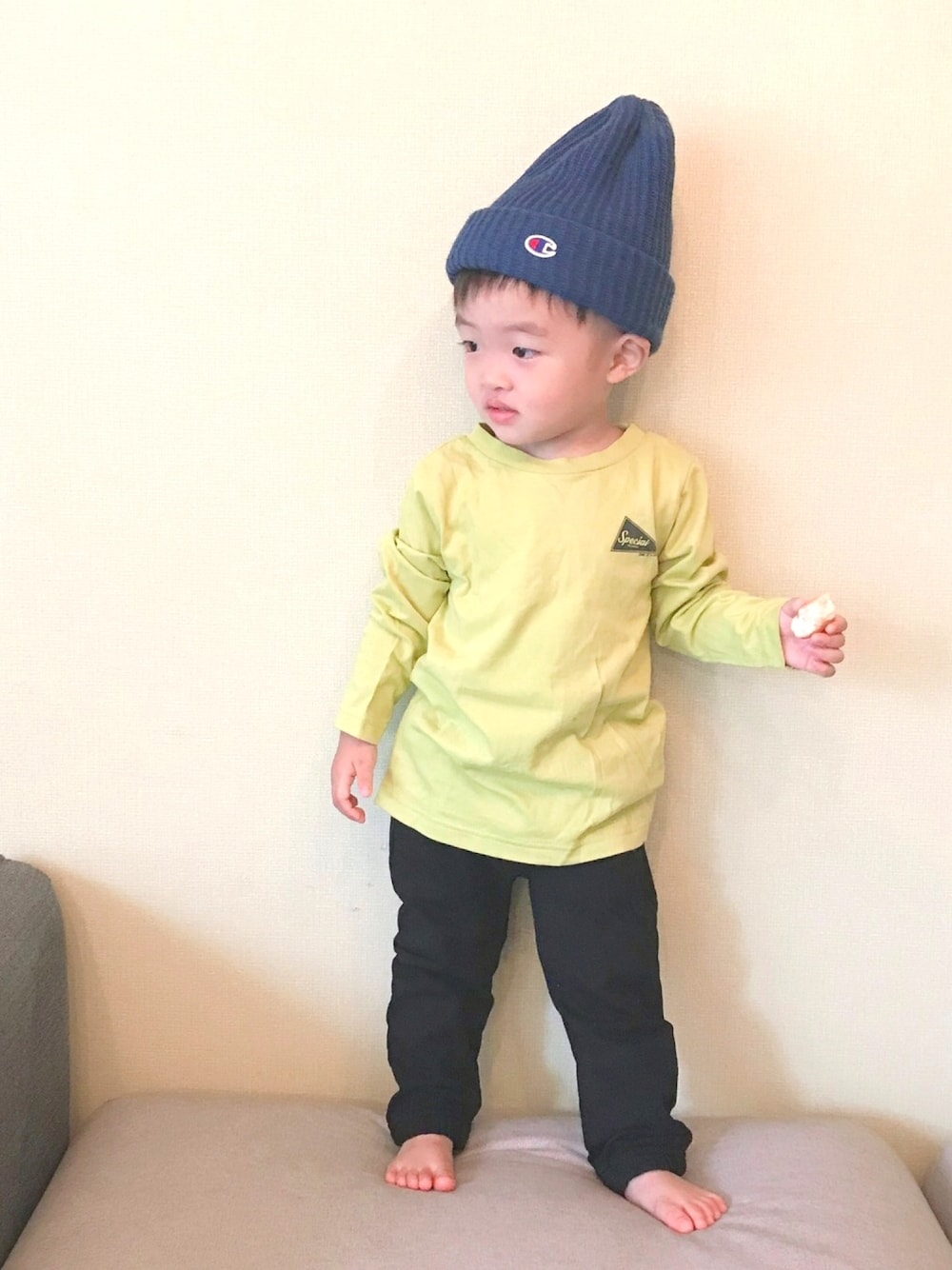 「２歳1ヶ月、おとこのこ、保育園コーデ、ニット帽、帽子青多い…、Champion、ロンT、カジュアルコーデ」｜「Championの【Champion】ワッチキャップ（ニットキャップ/ビーニー、ブルー系）」を使った、モリコさん（キッズ・80cm）の秋コーディネートの1枚目の写真