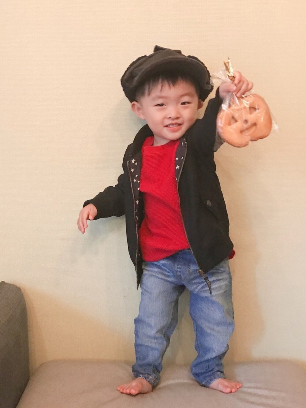 「２歳1ヶ月、おとこのこ、休日スタイル、赤が好き、探偵みたい、かぼちゃのクッキー🍪、このあと完食、ご馳走様でした」｜「OUTDOOR PRODUCTSのアイテム（帽子、グレー系）」を使った、モリコさん（キッズ・80cm）の秋コーディネートの1枚目の写真