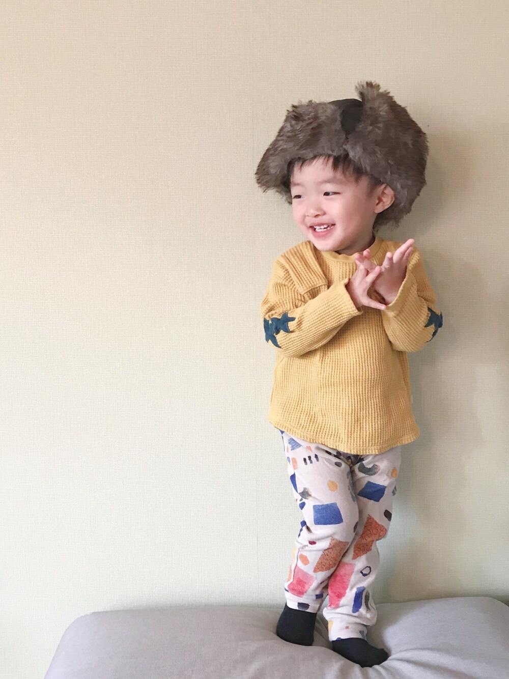 「2歳3ヶ月、おとこのこ、保育園コーデ、フライトキャップ、秋冬コーデ、冬のコーデ」｜「B:MING by BEAMSのROTHCO / ファー フライヤーハット（キャップ、グリーン系）」を使った、モリコさん（キッズ・80cm）の冬コーディネートの1枚目の写真