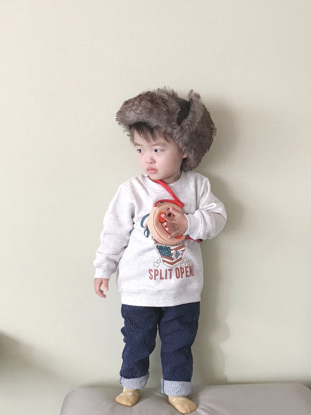 「2歳3ヶ月、おとこのこ、保育園コーデ、シンプルコーデ、フライトキャップ、アンパンマン取り上げようとしたら、めちゃめちゃ不機嫌に…、保育園には持っていけない、スウェット」｜「B:MING by BEAMSのROTHCO / ファー フライヤーハット（キャップ、グリーン系）」を使った、モリコさん（キッズ・80cm）の冬コーディネートの1枚目の写真