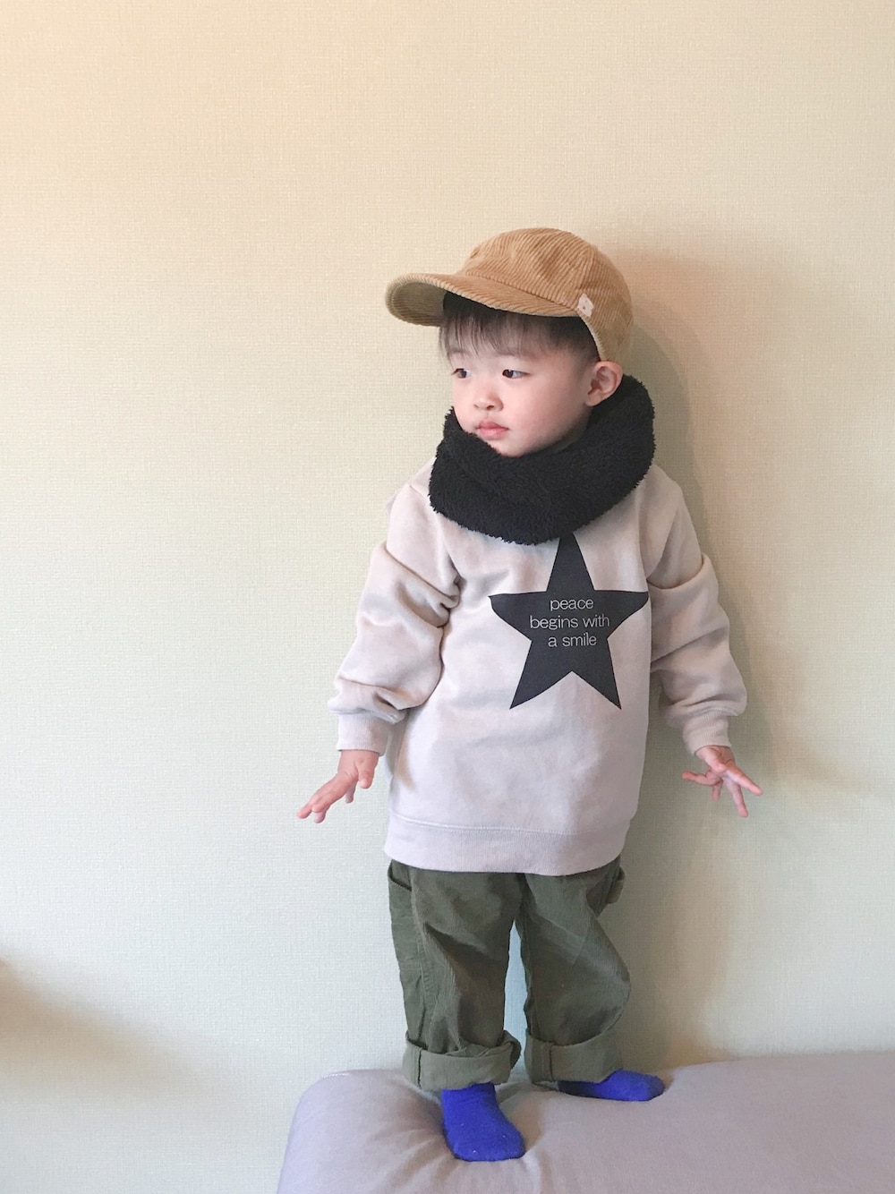 「2歳3ヶ月、おとこのこ、休日スタイル、キッズコーデ、スウェット、パーカー、コーデュロイ、ネックウォーマー、男の子」｜「BREEZEのコーデュロイキャップ（キャップ、ベージュ系）」を使った、モリコさん（キッズ・80cm）の冬コーディネートの1枚目の写真