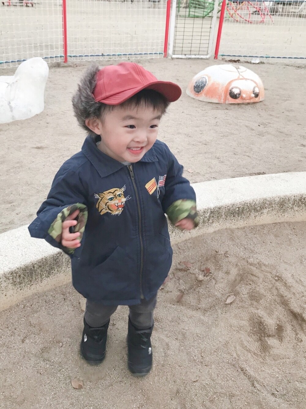 「2歳4ヶ月、おとこのこ、公園スタイル、キッズファッション、冬コーデ、冬アウター着回しチャレンジ、冬アウター、ファー帽子、BREEZE、スカジャン」｜「BEAMS miniのアイテム（キャップ、レッド系）」を使った、モリコさん（キッズ・80cm）の冬コーディネートの1枚目の写真