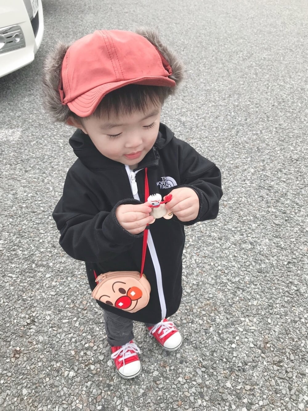 「2歳4ヶ月、おとこのこ、冬アウター着回しチャレンジ、カジュアル、キッズコーデ、フライトキャップ、くすみピンク、アンパンマン、フォーキー」｜「BEAMS miniのアイテム（キャップ、レッド系）」を使った、モリコさん（キッズ・80cm）の冬コーディネートの1枚目の写真