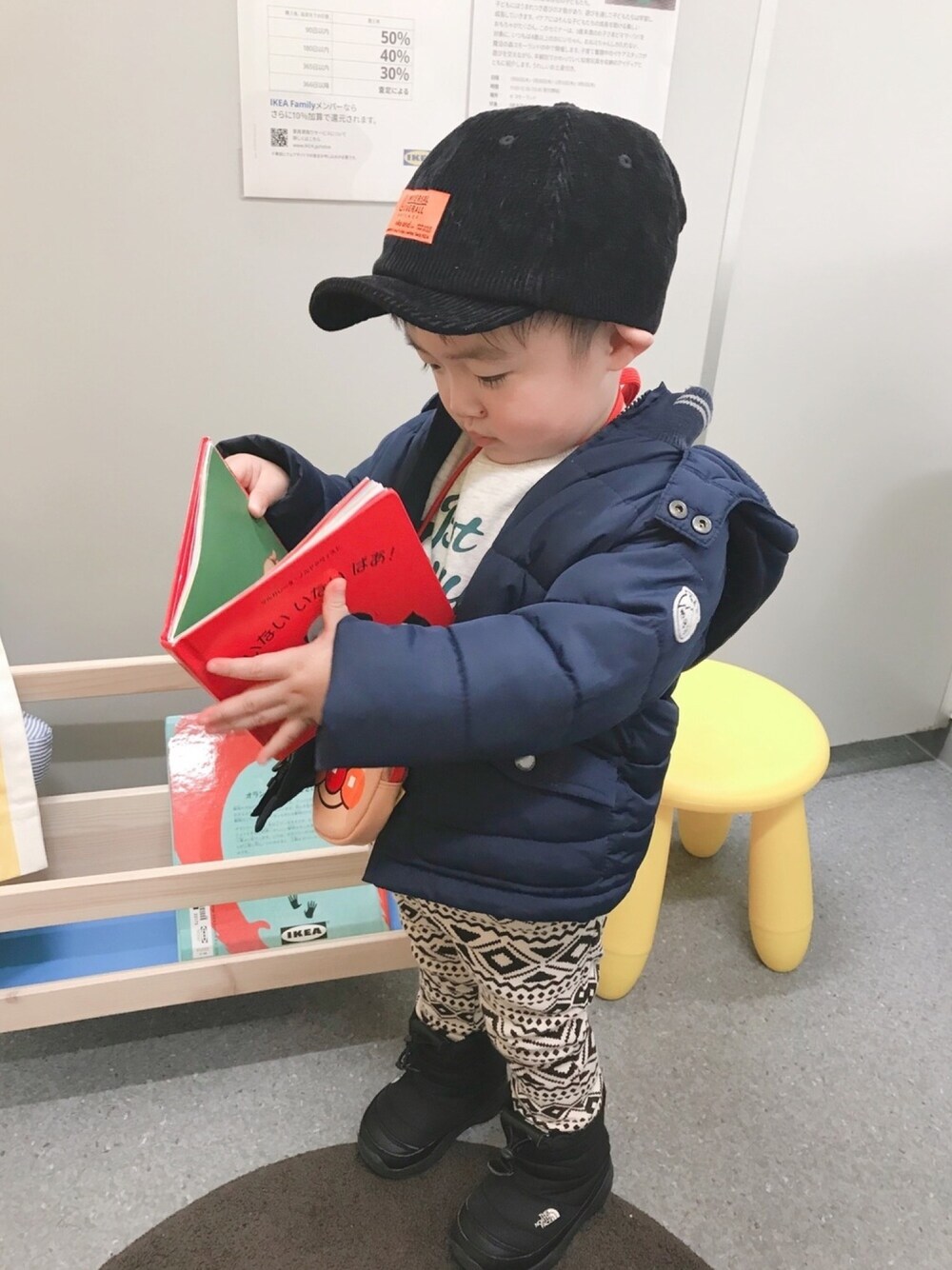 「2歳4ヶ月、おとこのこ、冬アウター着回しチャレンジ、キッズコーデ、シンプルコーデ、キッズファッション、ユニバーサルオーバーオール、babygap、家にある本を何故か選ぶ、ベジドッグになった息子」｜「niko and...の【UNIVERSAL OVERALL(ユニバーサル オーバーオール)】別注コーデュロイキャップ（キャップ、ブラック系）」を使った、モリコさん（キッズ・80cm）の冬コーディネートの1枚目の写真