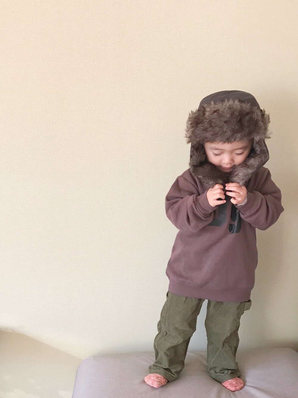 「2歳5ヶ月、おとこのこ、保育園コーデ、ゆるコーデ、ワイドパンツ、カジュアル、スウェット、下で留めたがる、お手伝いして無事留れたら、ハイポーズ」｜「B:MING by BEAMSのROTHCO / ファー フライヤーハット（キャップ、グリーン系）」を使った、モリコさん（キッズ・80cm）の冬コーディネートの1枚目の写真