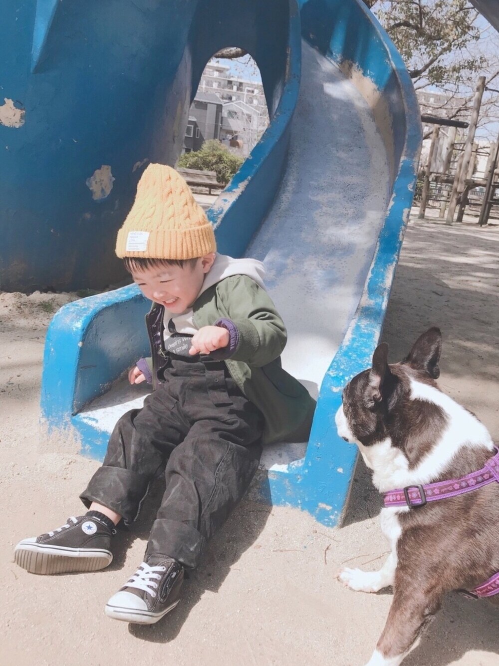 「2歳6ヶ月、男の子、キッズコーデ、サロペット、休日スタイル、コンバース、スニーカー、公園、MA-1、オーバーオール」｜「西松屋のアイテム（ニットキャップ/ビーニー、イエロー系）」を使った、モリコさん（キッズ・80cm）の春コーディネートの1枚目の写真