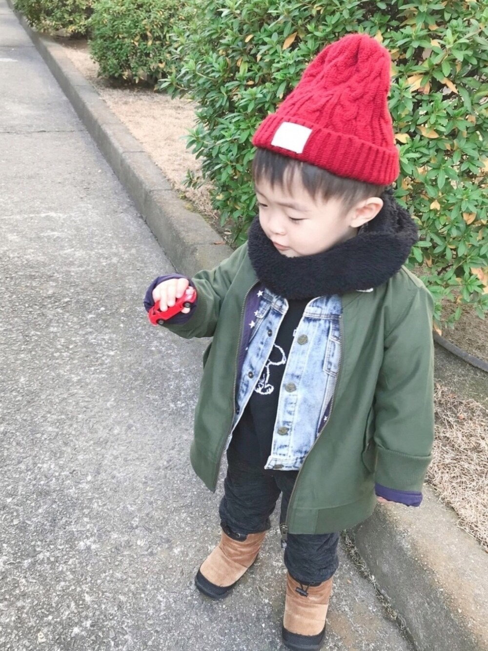 「2歳4ヶ月、おとこのこ、冬アウター着回しチャレンジ、カジュアルコーデ、MA-1、スヌーピー、ニット帽、スヌード、ZARA、デニムジャケット」｜「しまむらのアイテム（ニットキャップ/ビーニー、レッド系）」を使った、モリコさん（キッズ・80cm）の冬コーディネートの1枚目の写真