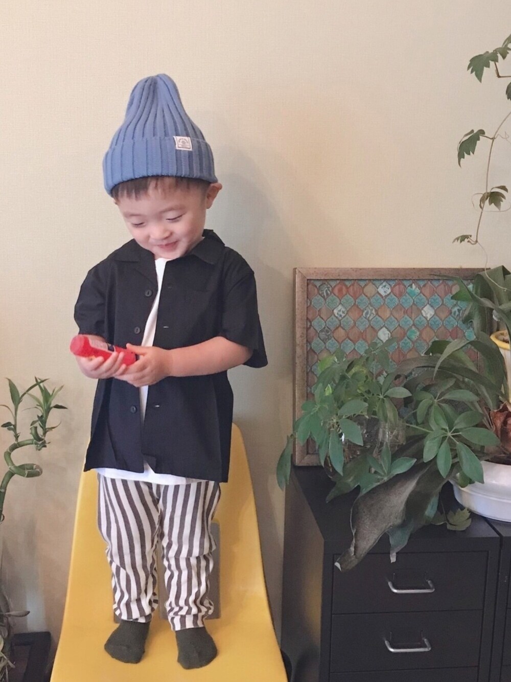 「男の子、シャツ、シャツ好き集まれ、キッズファッション、シャツスタイル、ニット帽、ストライプ、2歳10ヶ月」｜「B:MING by BEAMSのB:MING by BEAMS / コットン リブワッチ 20SS（2~7才）（ニットキャップ/ビーニー、ブルー系）」を使った、モリコさん（キッズ・80cm）の夏コーディネートの1枚目の写真