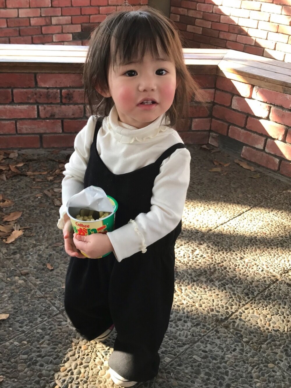 「キッズファッション、春コーデ、オールインワン、ハイネック、フリルトップス、公園、女の子、1歳、プチプラ」｜「西松屋のアイテム（Tシャツ/カットソー、ホワイト系）」を使った、◡̈iさん（キッズ・90cm）の春コーディネートの1枚目の写真
