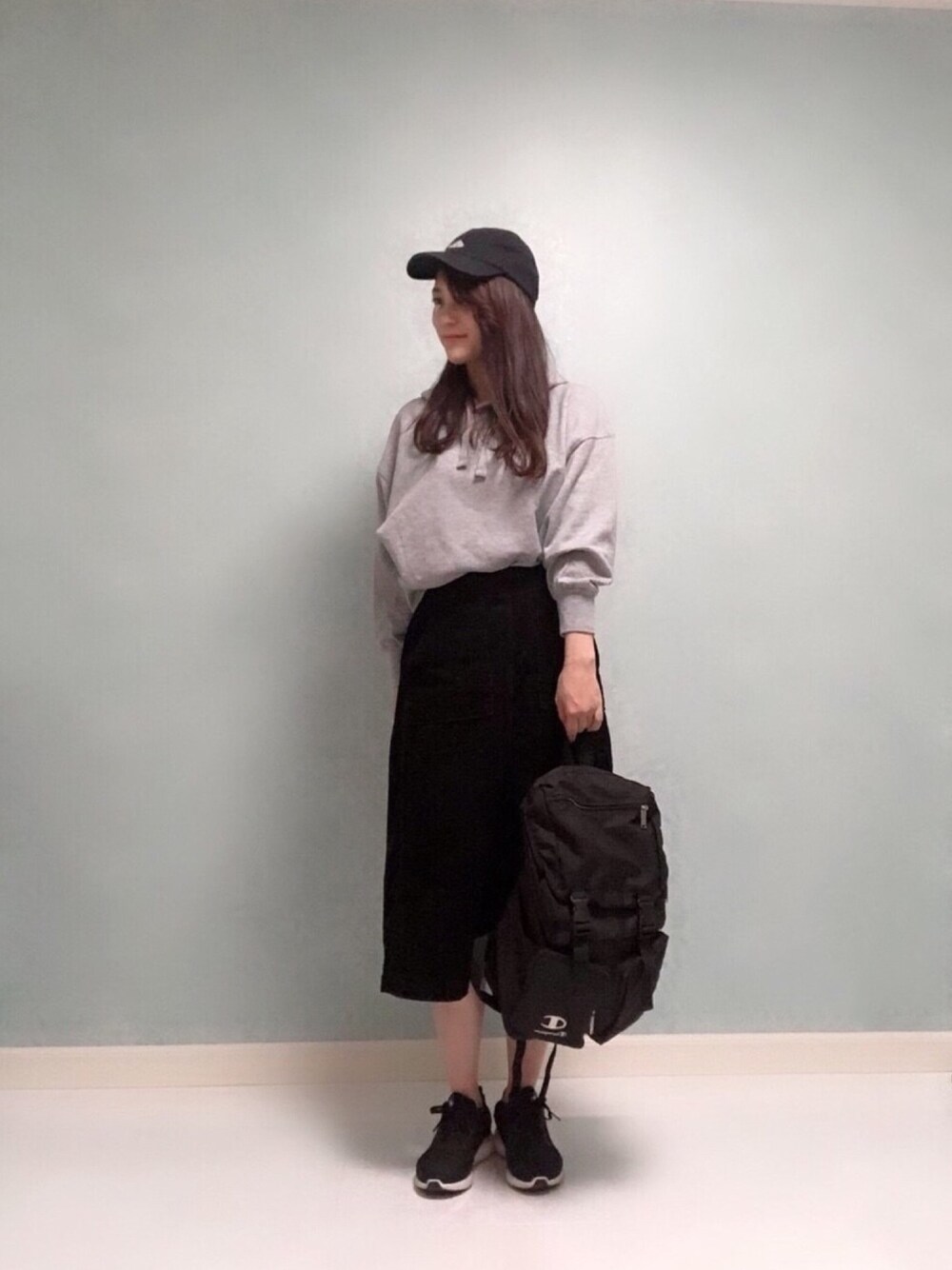 「スニーカーコーデ、秋のコーデ、冬コーデ、大人カジュアル、プチプラ、ブラック、カジュアル」｜「adidasの【UNISEX】adidas (アディダス) ローキャップ（キャップ、ブラック系）」を使った、うまちゃん@mさん（レディース・166cm）の冬コーディネートの1枚目の写真