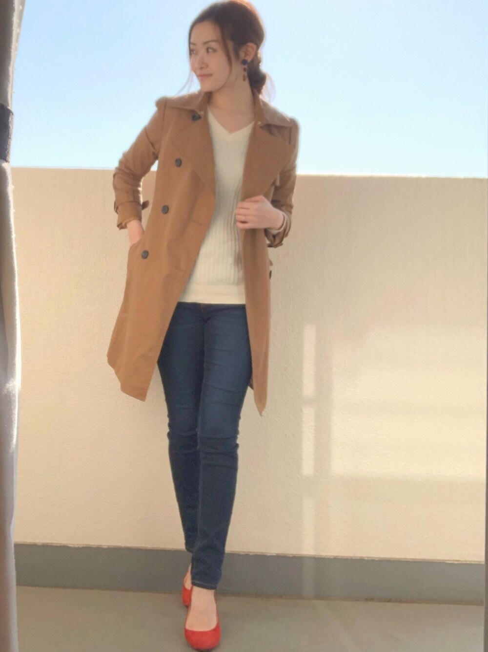 「オトナ女子、きれいめカジュアル、通勤コーデ、テラコッタ、トレンチコート、UNIQLO、スキニーデニム」｜「UNIQLOのコットンカシミヤリブＶネックセーター（長袖）（ニット/セーター、ホワイト系）」を使った、いちるーさん（レディース・170cm）の冬コーディネートの1枚目の写真