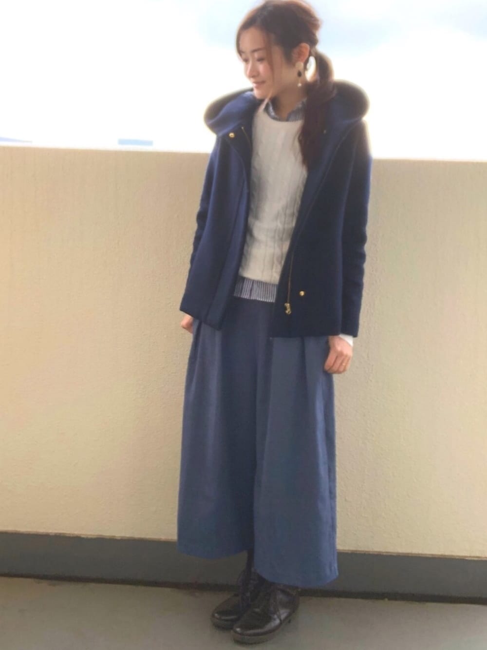 「カジュアル、大人コーデ、ママファッション、きれいめカジュアル、ママコーデ、古着MIX、レースアップシューズ、UNIQLO、メンズニット」｜「BLISS POINTのブロードレギュラーシャツ/554273（シャツ/ブラウス、その他）」を使った、いちるーさん（レディース・170cm）の冬コーディネートの1枚目の写真