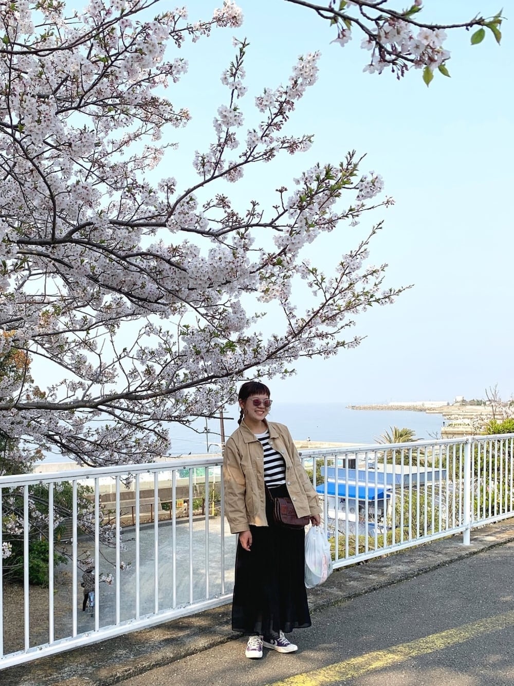 「春コーデ、カジュアルコーデ、おしゃれさんと繋がりたい、お洒落好きな人と繋がりたい」｜「無印良品のアイテム（Tシャツ/カットソー、ブラック系）」を使った、もえさん（レディース・164cm）の春コーディネートの1枚目の写真