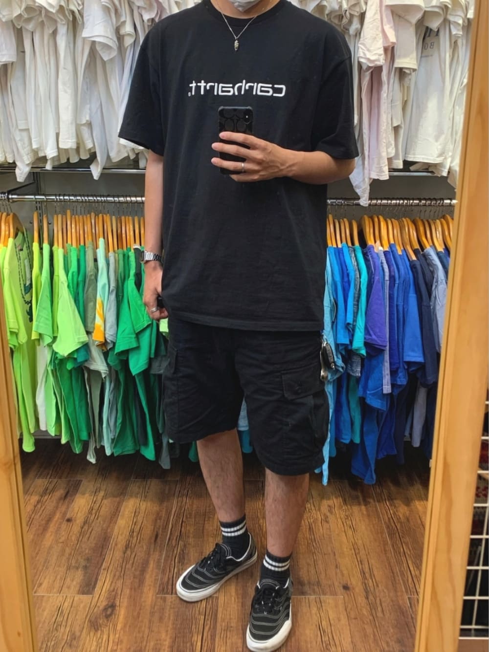 「carhartt、Carhartt WIP(Carhartt WIP)、カーハート、カーゴパンツ、ハーフパンツ、VANS、ラインソックス、3ra、オールブラック」｜「Carhartt WIPのS/S CARHARTT EMBROIDERY T-SHIRT（Tシャツ/カットソー、ブラック系）」を使った、Rさん（メンズ・187cm）の夏コーディネートの1枚目の写真