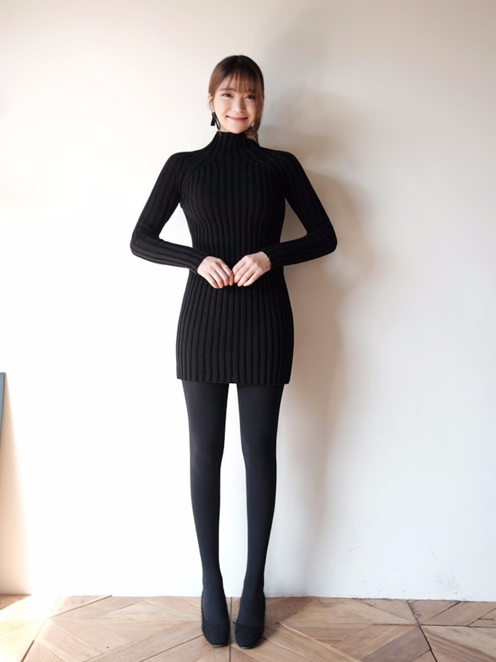 ブラック系のTシャツ/カットソーを着用したレディースの冬コーディネートの1枚目の写真