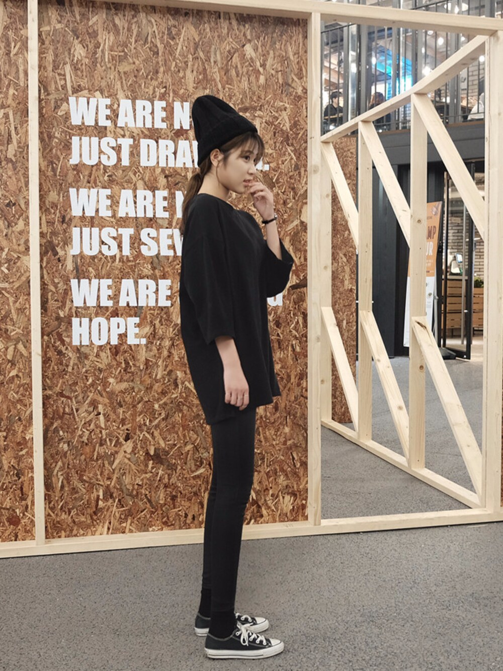 「カジュアル、シンプル、ブラック、大人カジュアル、プチプラ、きれいめカジュアル、ootd、ラクチンコーデ、FLYMODEL、フライモデル」｜「FLYMODELのシンプルサイドスリットルーズフィット6分袖コットンTシャツ(P0000RGH)（Tシャツ/カットソー、ブラック系）」を使った、FLYMODELさん（レディース・167cm）の冬コーディネートの1枚目の写真