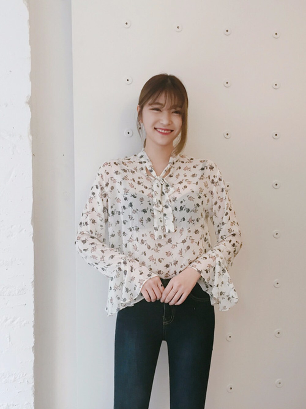 「ブラウス、カジュアル、シンプル、フラワー、プチプラ、パンツスタイル、ラクチンコーデ、FLYMODEL、フライモデル」｜「FLYMODELのフラワーパターンVネックリボンタイベルスリーブブラウス(P0000RJW)（シャツ/ブラウス、ホワイト系）」を使った、FLYMODELさん（レディース・167cm）の冬コーディネートの1枚目の写真