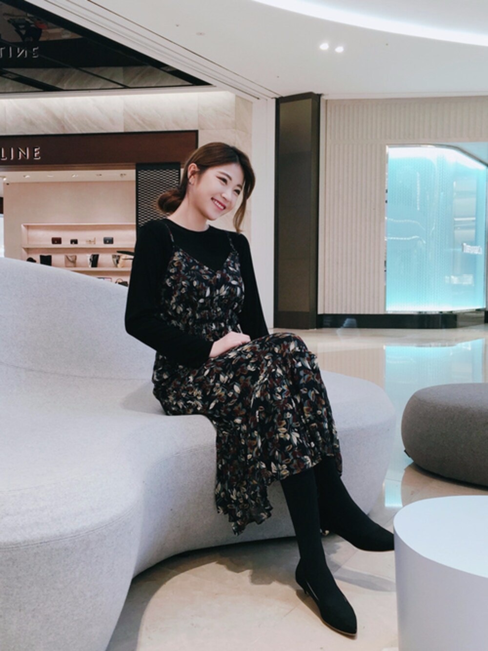 「ワンピース、カジュアル、シンプル、大人カジュアル、レトロ、きれいめカジュアル、春コーデ、FLYMODEL、フライモデル」｜「FLYMODELのレトロパターンフリルヘムロングキャミソールワンピース(P0000RLW)（ワンピース、ブルー系）」を使った、FLYMODELさん（レディース・167cm）の冬コーディネートの1枚目の写真