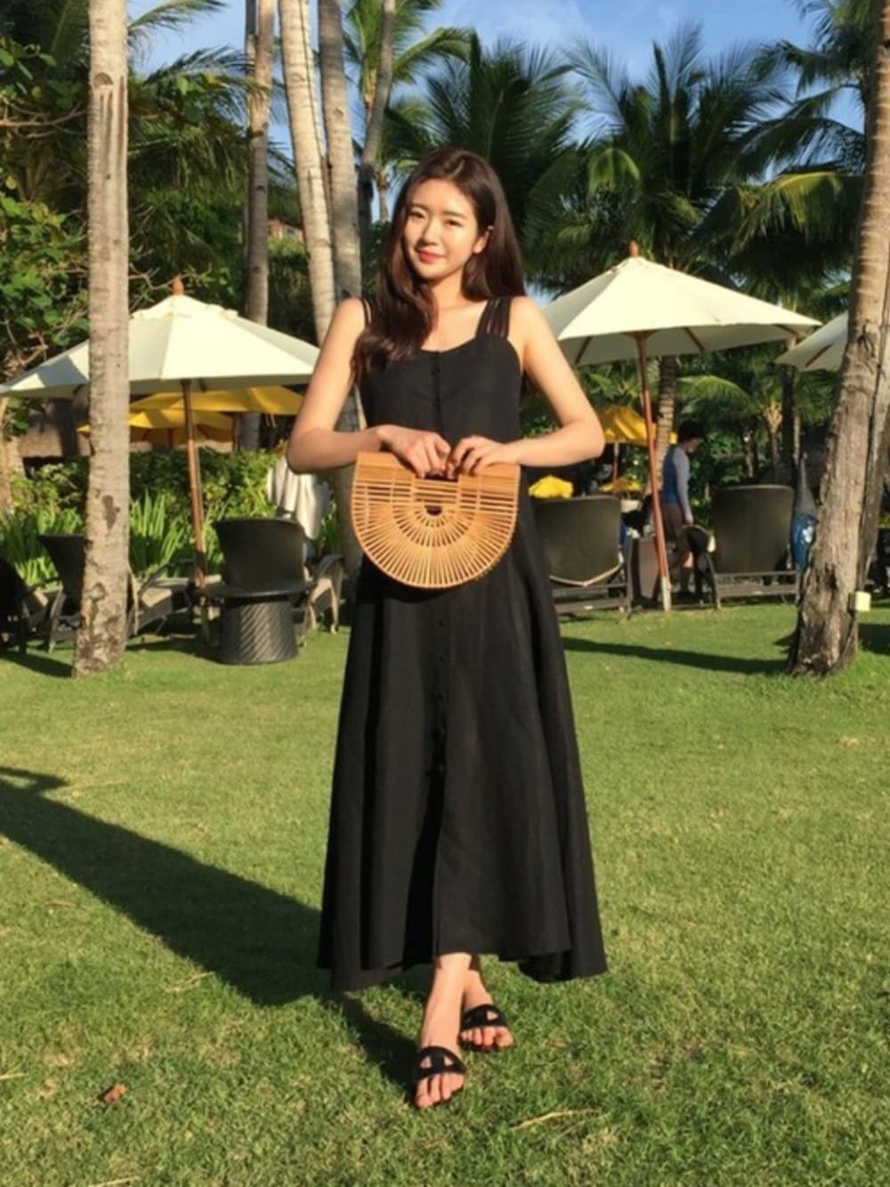 「ワンピース、summer、サンダル、休日コーデ、かごバッグ、夏コーデ、韓国ファッション、バンブー、オトナ女子、バンブーバッグ」｜「FLYMODELのアークバンブーハンドバッグ(P0000SJZ)（ハンドバッグ、ベージュ系）」を使った、FLYMODELさん（レディース・167cm）の夏コーディネートの1枚目の写真