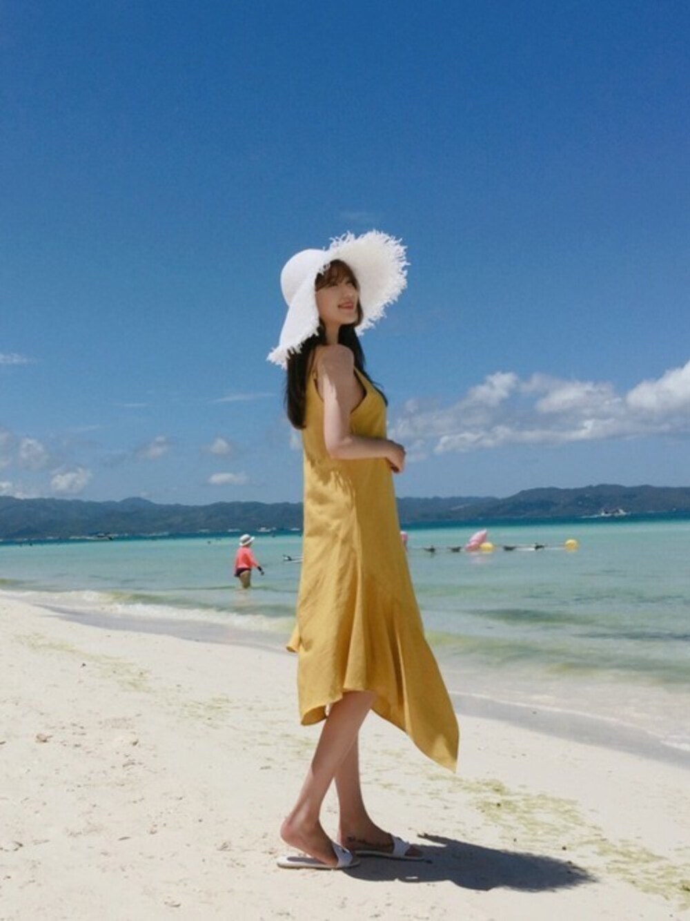 「ワンピース、summer、海、サンダル、リネン、休日コーデ、ストローハット、リネンワンピース、韓国ファッション、オトナ女子」｜「FLYMODELのフリンジワイドブリムハット (P0000SHL)（ハット、ホワイト系）」を使った、FLYMODELさん（レディース・167cm）の夏コーディネートの1枚目の写真