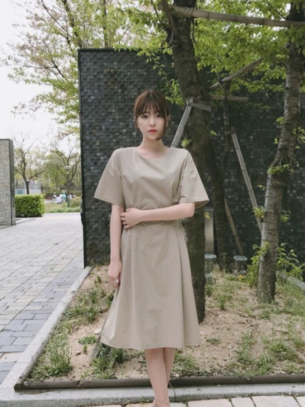 「ワンピース、フレアスカート、summer、onepiece、夏コーデ、通勤スタイル、beige、韓国ファッション、オトナ女子、二の腕カバー」｜「FLYMODELのワイドスリーブ半袖フレアワンピース (P0000SEN)（ワンピース、ベージュ系）」を使った、FLYMODELさん（レディース・167cm）の夏コーディネートの1枚目の写真