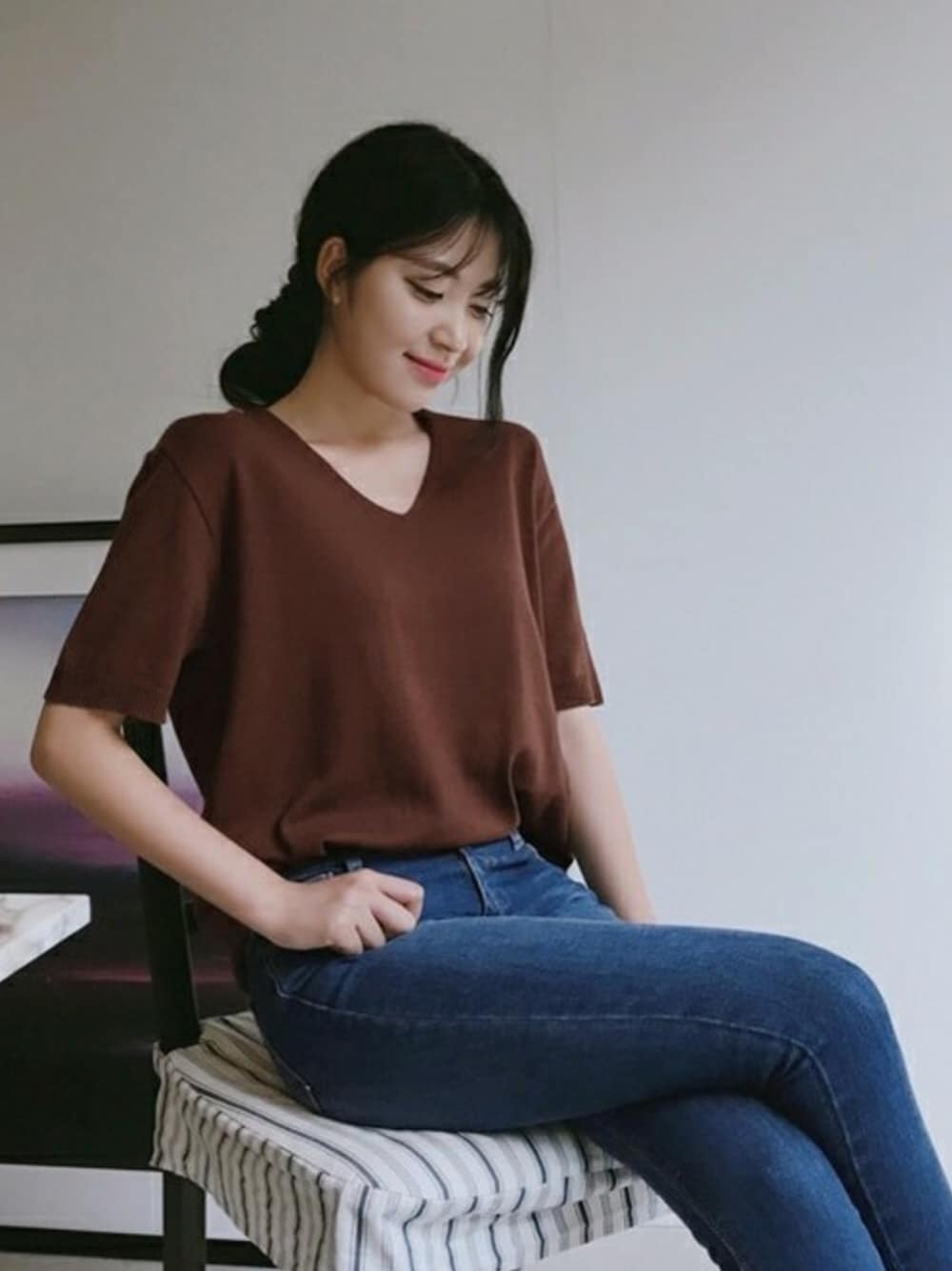 「ニット、秋のコーデ、Vネック、デニムパンツ、プチプラ、シンプルコーデ、半袖ニット、韓国ブランド」｜「FLYMODELのウォッシングスリムフィットデニムパンツ（デニムパンツ、ブルー系）」を使った、FLYMODELさん（レディース・167cm）の夏コーディネートの1枚目の写真
