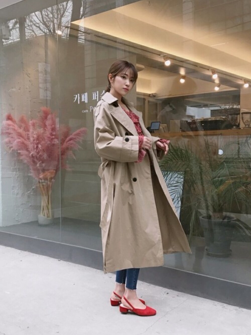 「トレンチコート、花柄、ピアス、赤、大人カジュアル、赤パンプス、花柄トップス、韓国ブランド、秋コーデ、オトナ女子」｜「FLYMODELのオープンカーブピアス（ピアス（両耳用）、シルバー系）」を使った、FLYMODELさん（レディース・167cm）の夏コーディネートの1枚目の写真
