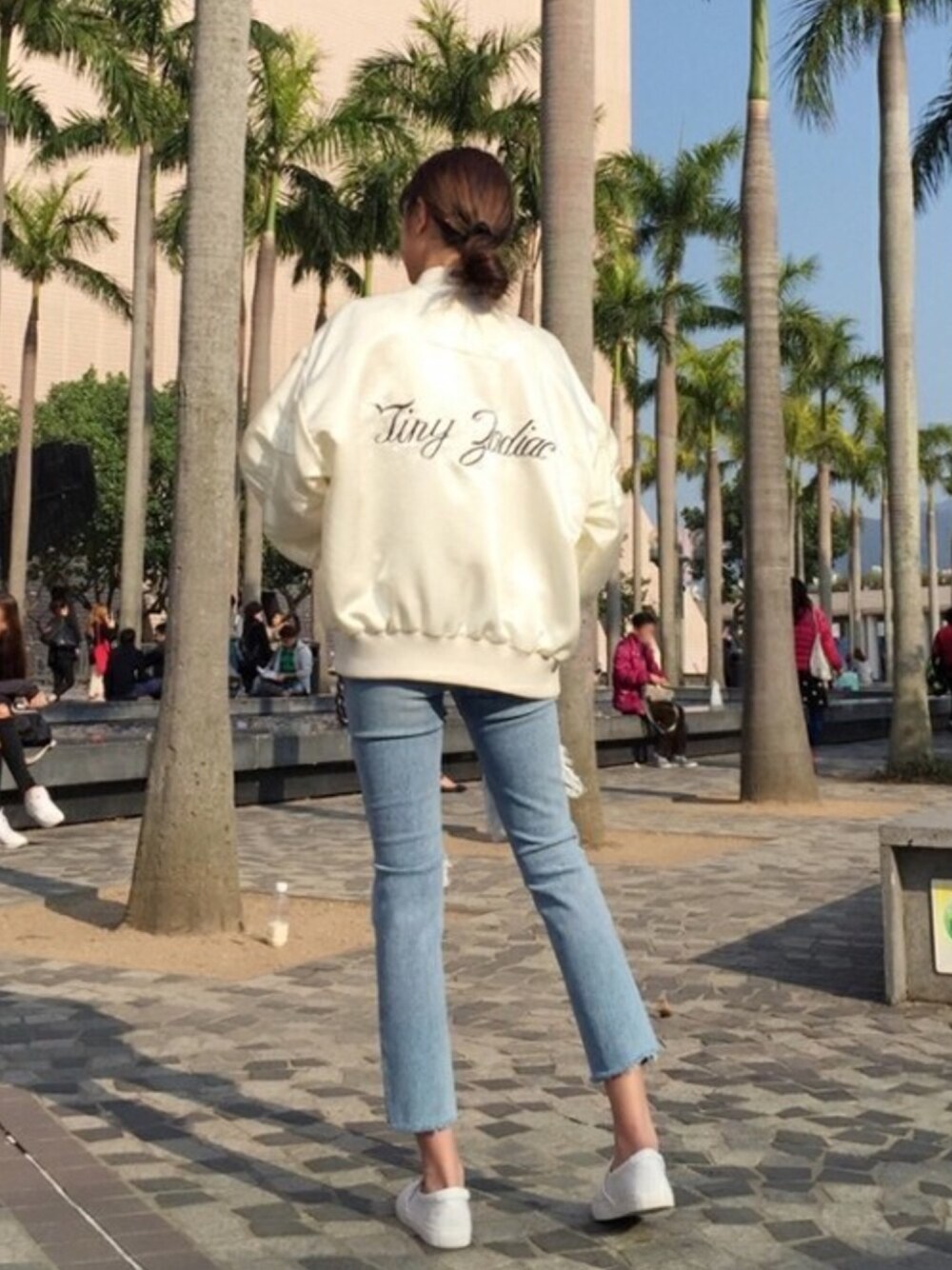 「ブルゾン、海、カーキ、ダメージデニムパンツ、シンプルコーデ、スリッポンスニーカー、オトナカジュアル、白ブルゾン、韓国ファッション、秋コーデ」｜FLYMODELさん（レディース・167cm）の夏コーディネートの1枚目の写真