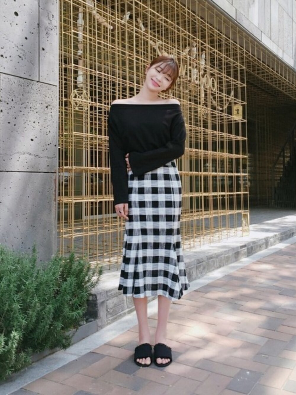 「チェック、ブラック、サンダル、チェックスカート、オフショル、夏コーデ、韓国ブランド、韓国ファッション、秋まで使える、オトナ女子」｜「FLYMODELのワイドストラップフリンジサンダル（サンダル、ブラック系）」を使った、FLYMODELさん（レディース・167cm）の夏コーディネートの1枚目の写真