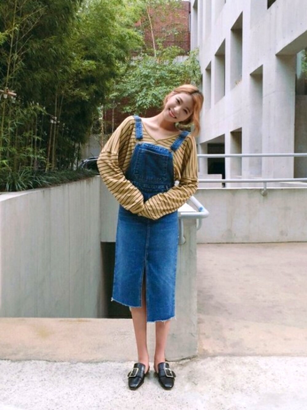 「デニム、ボーダー、シンプル、大人カジュアル、ootd、デニムサロペット、バブーシュ、韓国ファッション、秋コーデ、オトナ女子」｜「FLYMODELのビックバックルポイントフラットシューズ（その他シューズ、ブラック系）」を使った、FLYMODELさん（レディース・167cm）の秋コーディネートの1枚目の写真