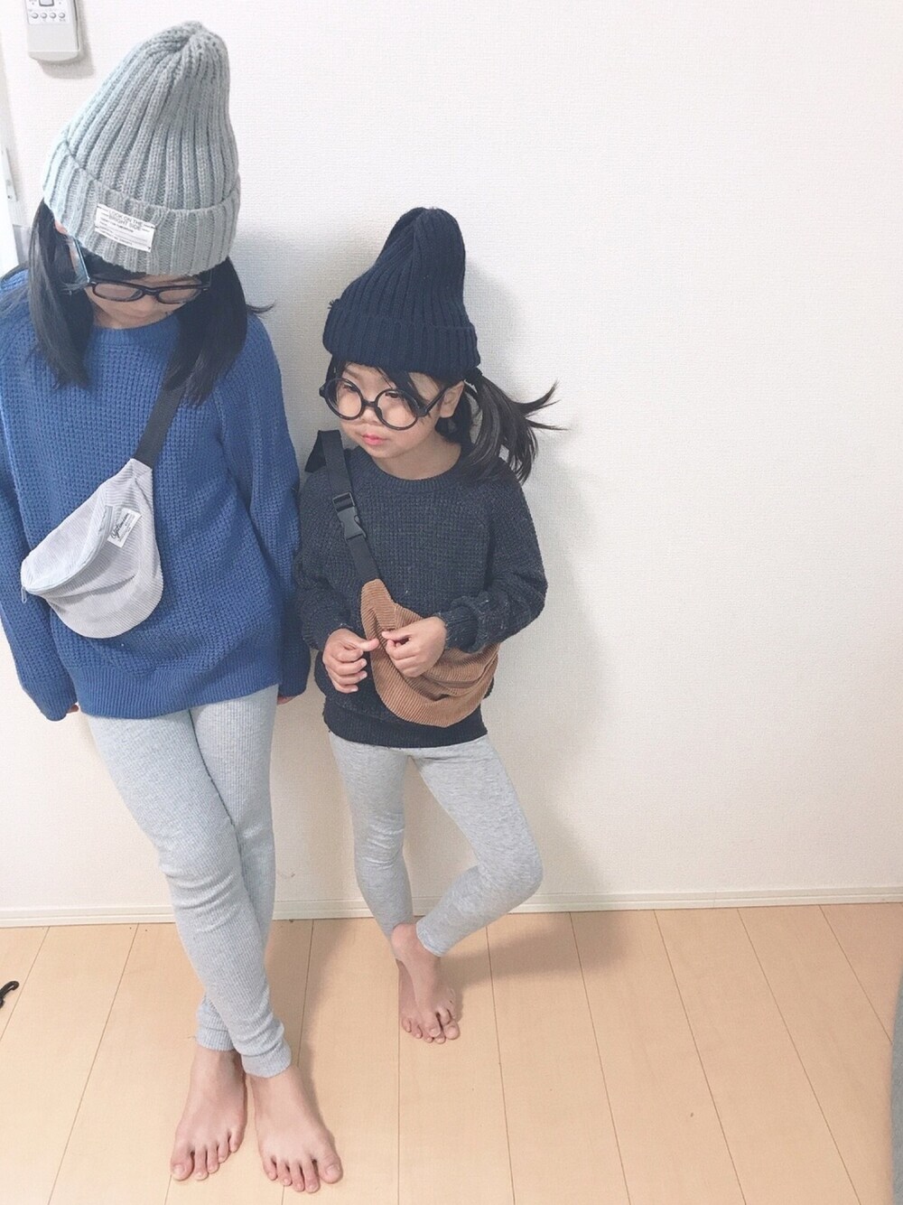 「秋冬コーデ、キッズコーデ、おしゃれさんと繋がりたい、姉妹コーデ、おそろいコーデ、ニット、ニットコーデ、レギンス、リブレギンス」｜「UNIQLOのアイテム（トップス、ブラック系）」を使った、sera♥︎ さん（キッズ・100cm）の秋コーディネートの1枚目の写真