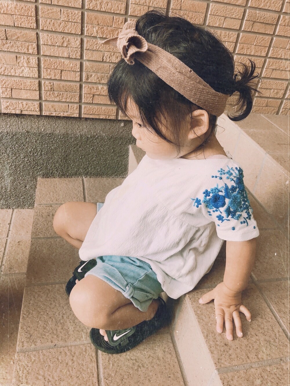 「キッズファッション、シンプルコーデ、ヘアバンド、1歳、ZARA KIDS」｜「ZARAのアイテム（Tシャツ/カットソー、ホワイト系）」を使った、sera♥︎ さん（キッズ・120cm）の夏コーディネートの1枚目の写真