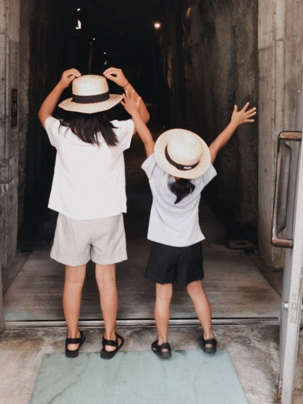 「女の子コーデ、カンカン帽、夏コーデ、キッズファッション、白Tシャツ、グローバルワーク」｜「GLOBAL WORKの【キッズ】シャーベットカラーＴ半袖/891457（Tシャツ/カットソー、パープル系）」を使った、sera♥︎ さん（キッズ・120cm）の夏コーディネートの1枚目の写真