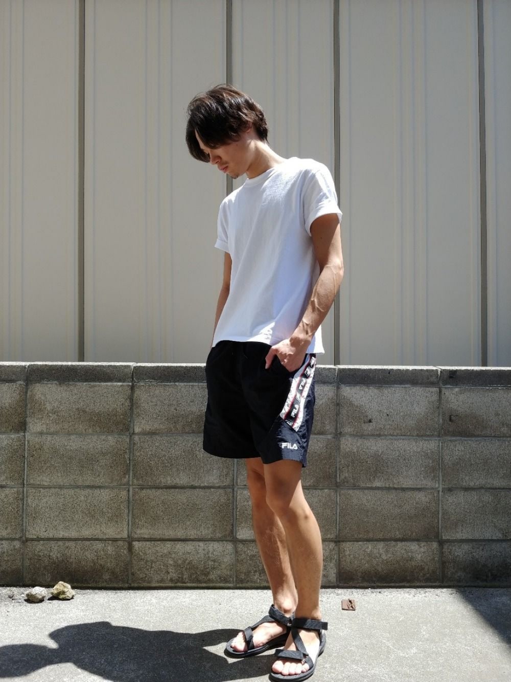 「夏コーデ、ハーフパンツ、サンダル、ラクチンコーデ、スポーツミックス」｜「FILAの∴WEGO/FILA別注切替ナイロンショーツ（その他パンツ、ブラック系）」を使った、しょうさん（メンズ・174cm）の夏コーディネートの1枚目の写真
