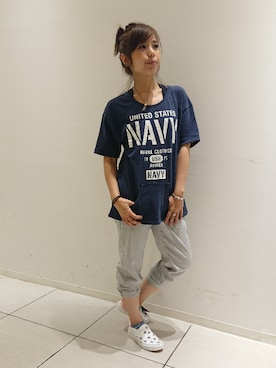 「グレーパンツ」｜「アイテム（スリッポン）」を使った、kinukaさん（レディース・157cm）の夏コーディネート