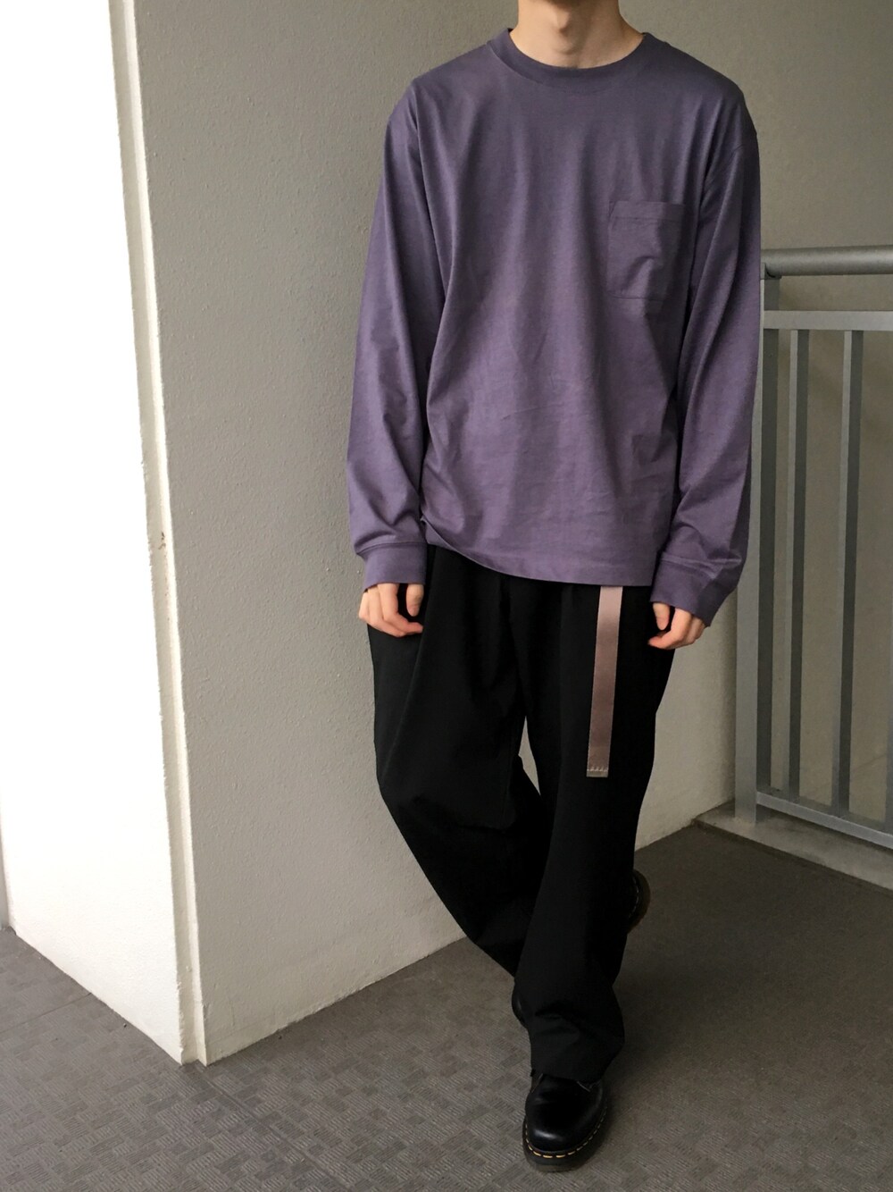 「低身長、紫、ガチャベルト、ワイドパンツ、ゆるコーデ」｜「HAREのドロップポケットカットソー(HARE)（Tシャツ/カットソー、パープル系）」を使った、LiRpAさん（メンズ・160cm）の秋コーディネートの1枚目の写真