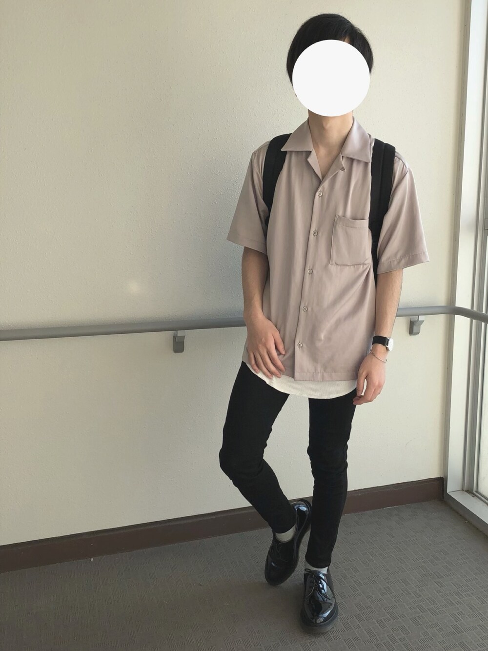 「低身長、オープンカラーシャツ、レイヤードスタイル、黒スキニー、きれいめカジュアル」｜「STUDIOUSの【WEB限定】STUDIOUS フィブリルサテンオープンカラーシャツ （シャツ/ブラウス、ベージュ系）」を使った、LiRpAさん（メンズ・160cm）の夏コーディネートの1枚目の写真