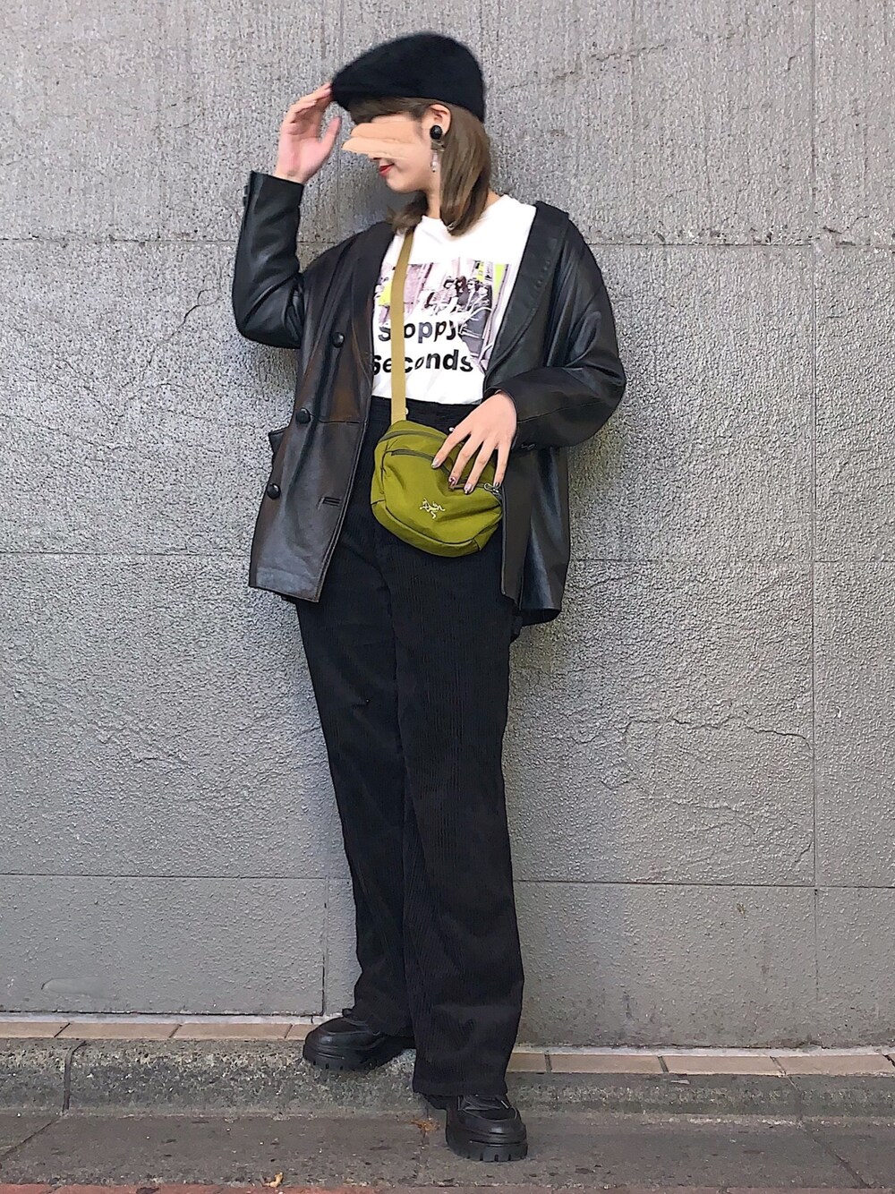 「冬コーデ、レザージャケット、コーデュロイパンツ、古着コーデ、古着好きな人と繋がりたい、お洒落さんとつながりたい、オトナ女子、メンズライク、きれいめカジュアル」｜「VINTAGEのアイテム（パンツ、ブラック系）」を使った、CHAKIさん（レディース・174cm）の秋コーディネートの1枚目の写真
