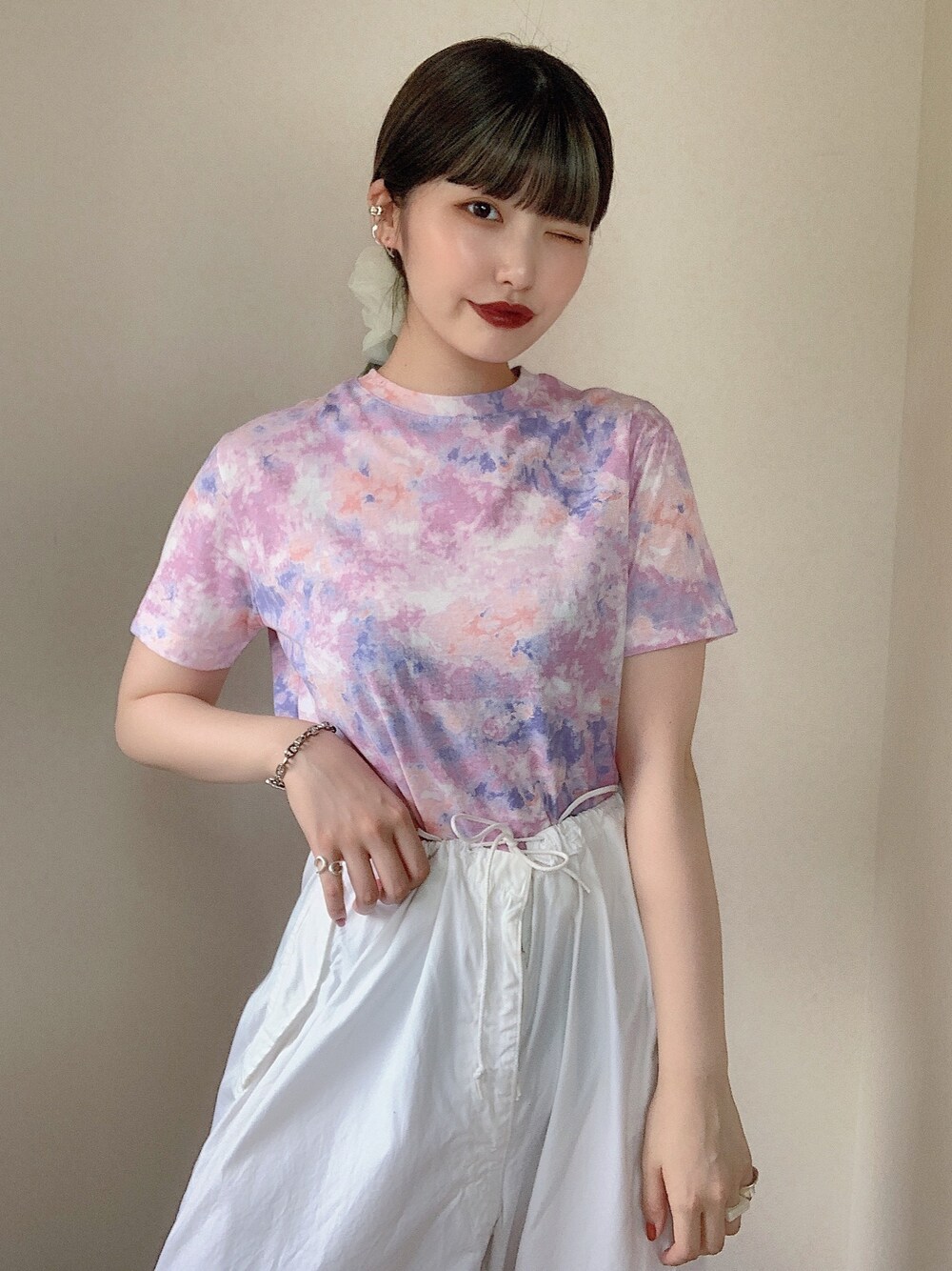 ピンク系のTシャツ/カットソー、ホワイト系のその他パンツ、ホワイト系のヘアアクセサリーを着用したレディースの夏コーディネートの1枚目の写真