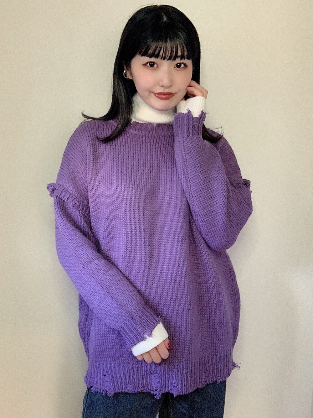 パープル系のニット/セーターを着用したレディースの秋コーディネートの1枚目の写真