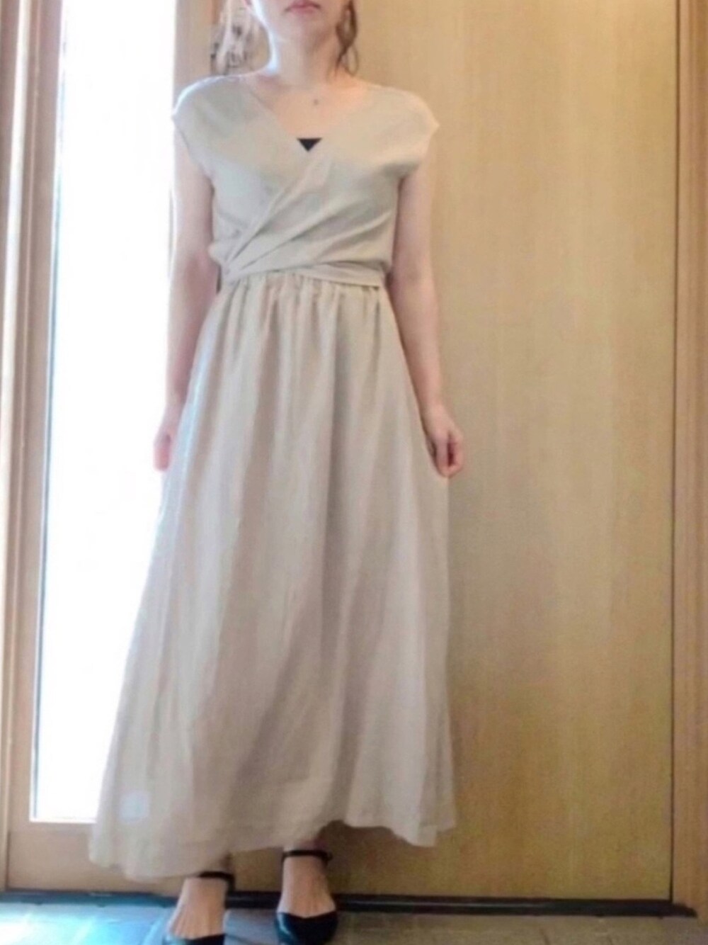 「ベージュワンピース、バックシャン、バックリボン、moment+、大人コーデ、夏コーデ、夏セールで買いました」｜「moment+の３WAYカシュクールワンピース（ワンピース、ベージュ系）」を使った、𝕣 𝕚𝕔𝕒𖤐☄︎さん（レディース・152cm）の夏コーディネートの1枚目の写真