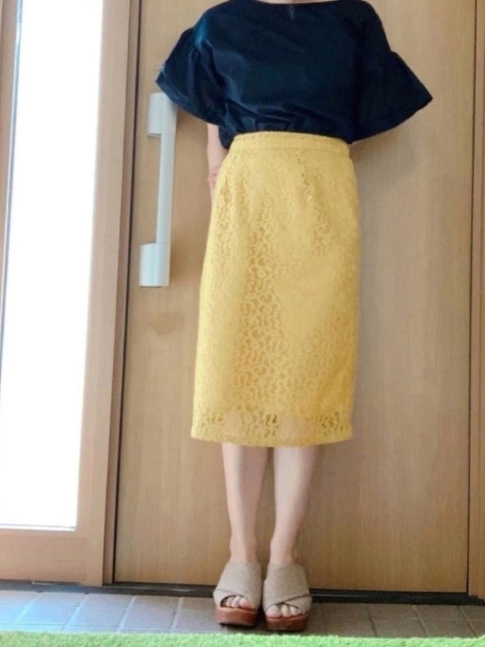 「お仕事コーデ、厚底サンダル、黄色スカート、yellow、イエロー×ブラック、レーススカート、おしごとスタイル、OL、yecca vecca」｜「YECCA VECCAの【2020春夏】・レースタイトスカート　＊（スカート、イエロー系）」を使った、𝕣 𝕚𝕔𝕒𖤐☄︎さん（レディース・152cm）の夏コーディネートの1枚目の写真