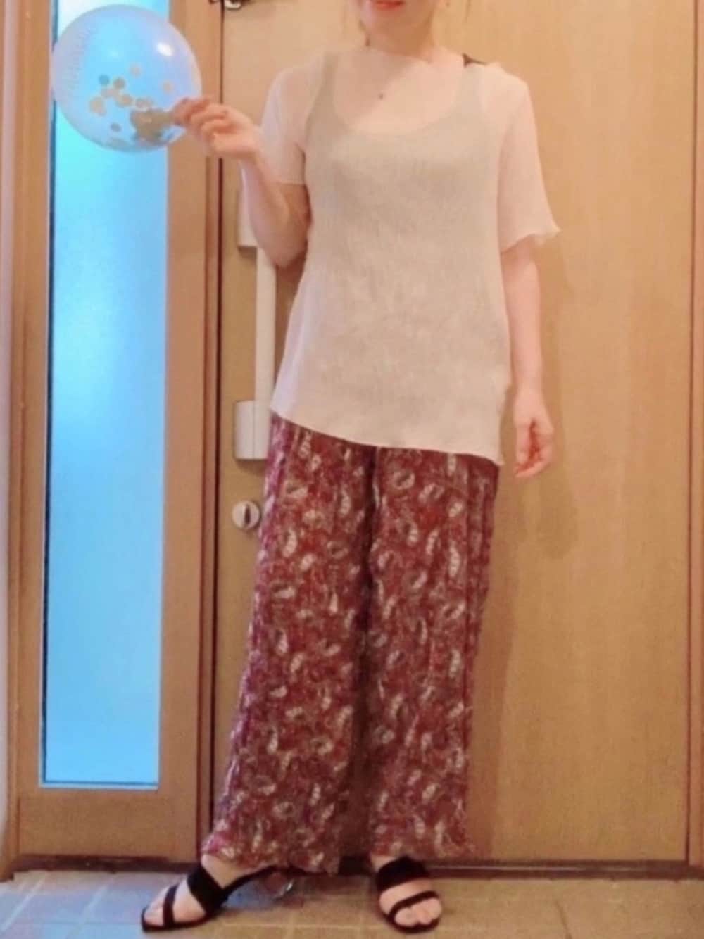 「柄パンツ、ペイズリー、シアーシャツ、クリアサンダル、黒サンダル、夏セールで買いました、オトナカジュアル、休日スタイル、シースルー、透けトップス」｜「FREAK'S STOREの細プリーツ半袖トップス（Tシャツ/カットソー、ホワイト系）」を使った、𝕣 𝕚𝕔𝕒𖤐☄︎さん（レディース・152cm）の夏コーディネートの1枚目の写真