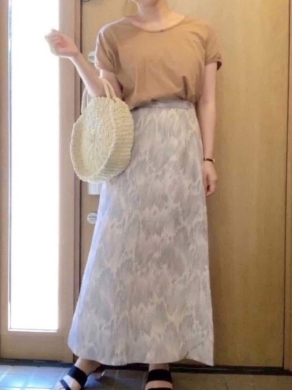 「natural couture、フェザー柄、柄スカート、クリアサンダル、アーバンリサーチ、かごバッグ」｜「natural coutureのアートフェザー柄ロングスカート（スカート、ベージュ系）」を使った、𝕣 𝕚𝕔𝕒𖤐☄︎さん（レディース・152cm）の夏コーディネートの1枚目の写真