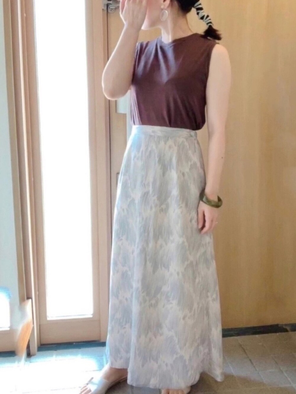 「natural coutureのアートフェザー柄ロングスカート（スカート、ベージュ系）」を使った、𝕣 𝕚𝕔𝕒𖤐☄︎さん（レディース・152cm）の夏コーディネートの1枚目の写真