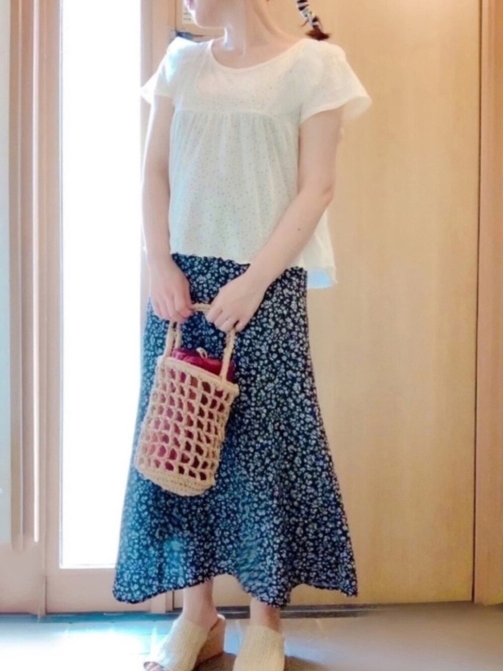 「大人ガーリー、白トップス、花柄スカート、シンプルコーデ、ぐるぐる巻き、夏コーデ、大人カジュアル、プチプラ、おしゃれさんと繋がりたい、レーストップス」｜「earth music&ecologyのレーヨンリネンフレアスカート ＊（スカート、グリーン系）」を使った、𝕣 𝕚𝕔𝕒𖤐☄︎さん（レディース・152cm）の夏コーディネートの1枚目の写真
