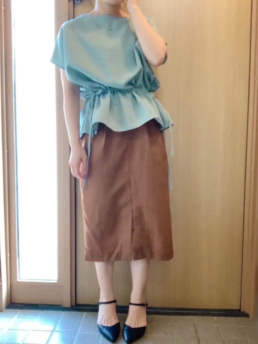 「お仕事コーデ、OL、着回しコーデ、ミントグリーン、ミントグリーン×ブラウン、夏コーデ、サンダル、茶色スカート、スカート、秋色スカート」｜「earth music&ecologyのドロスト前後2wayブラウス ＊（シャツ/ブラウス、グリーン系）」を使った、𝕣 𝕚𝕔𝕒𖤐☄︎さん（レディース・152cm）の夏コーディネートの1枚目の写真