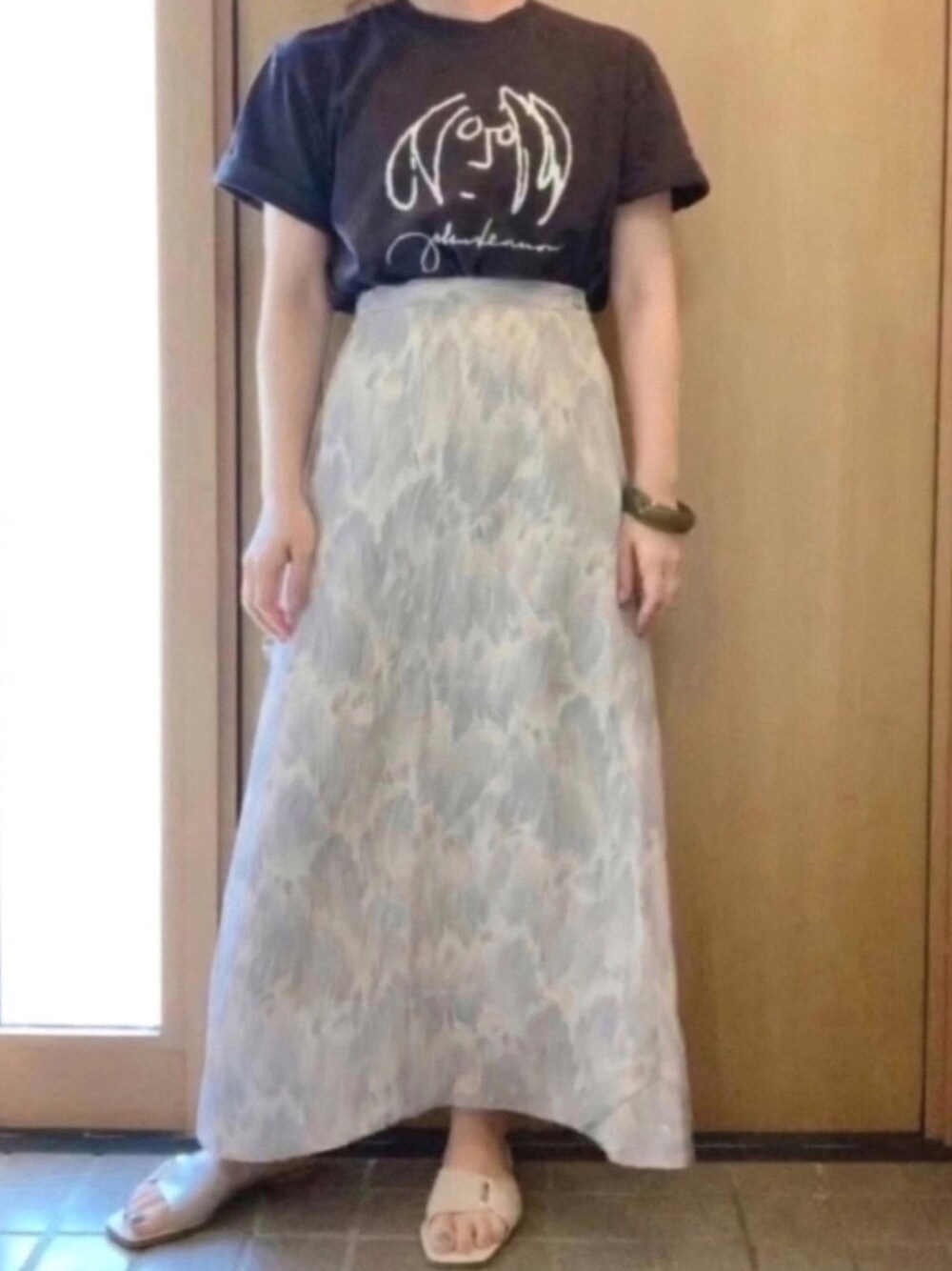 「大人女子、柄スカート、黒Tシャツ、ジャンレノ、リラックススタイル、休日コーデ、オトナカジュアル、低身長、クリアバングル、ゆるコーデ」｜「natural coutureのアートフェザー柄ロングスカート（スカート、ベージュ系）」を使った、𝕣 𝕚𝕔𝕒𖤐☄︎さん（レディース・152cm）の夏コーディネートの1枚目の写真