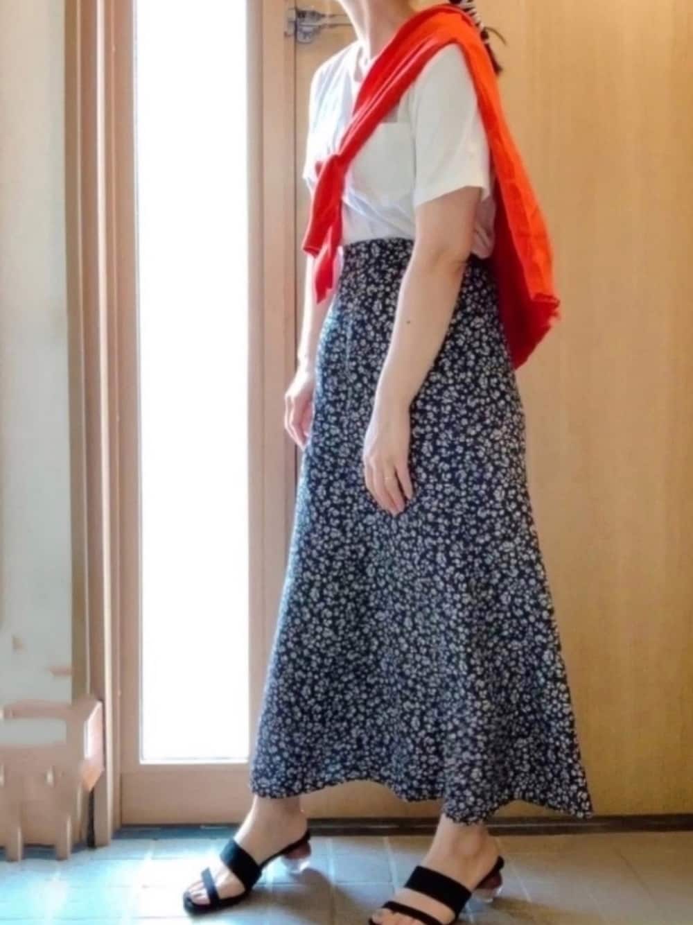 「たすき掛け、赤、赤いカーディガン、花柄スカート、白Tシャツ、シンプルコーデ、差し色(赤)、夏コーデ、きれいめカジュアル、無地Tシャツ」｜「earth music&ecologyの小花柄セミフレアスカート●（スカート、ブラック系）」を使った、𝕣 𝕚𝕔𝕒𖤐☄︎さん（レディース・152cm）の夏コーディネートの1枚目の写真